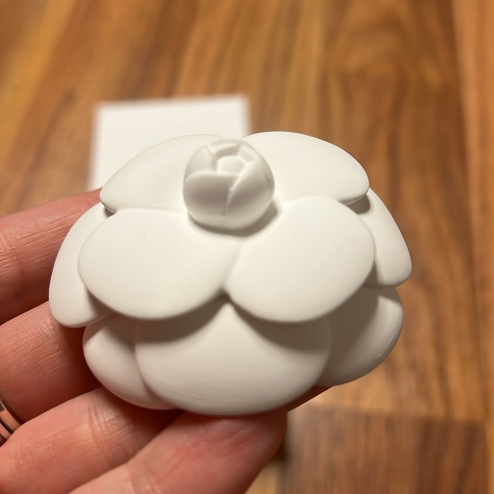 Chanel ceramic camellia works like diffuser. - Picture 3 of 4
